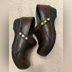 Sanita Cori brown leather clog w strap